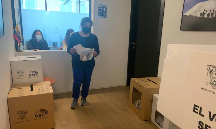 Imagen del interior de la Embajada de Ecuador en Tel Aviv, el 7 de febrero de 2021, en la primera vuelta de las elecciones presidenciales de ese año.