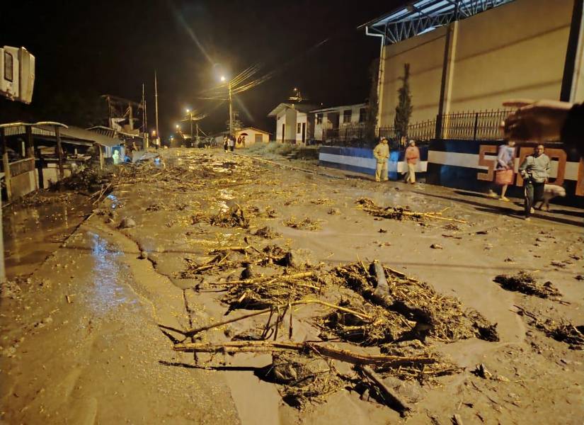 Piedras, lodo, rama y otros escombros cubrieron las vías de El Chaco.