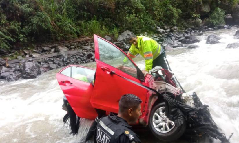 Un vehículo cayó al abismo en la vía Alóag - Santo Domingo