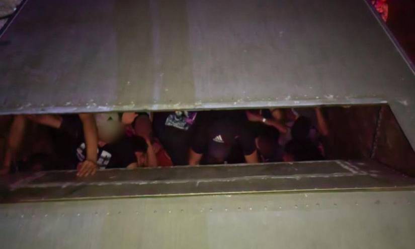 Una pequeña rejilla en el techo del camión daba algo de aire a los 175 migrantes que iban dentro.