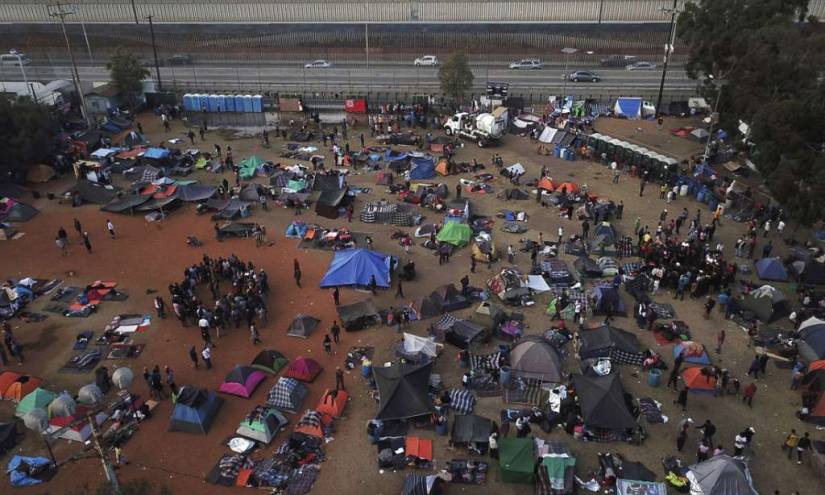 Caravana migrante cambia de albergue tras chubascos