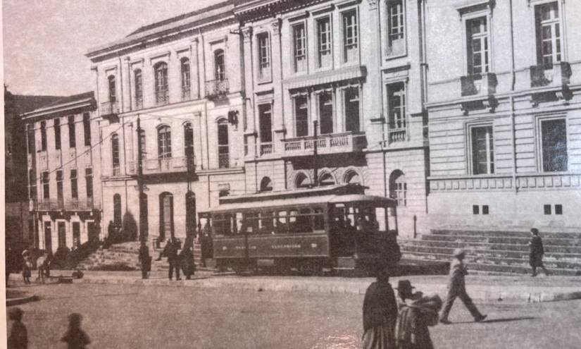 Un tranvía sube por la calle Rocafuerte en la Plaza de Santo Domingo.