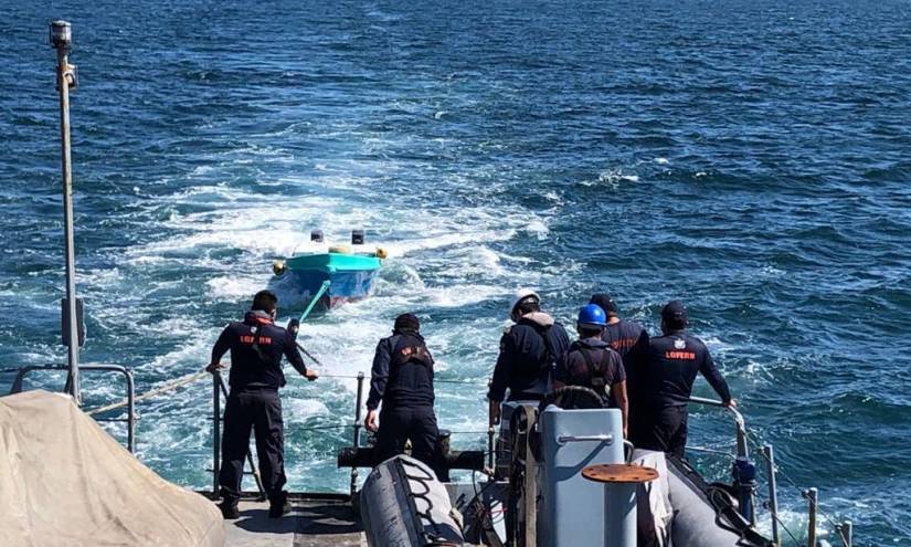 Armada rescata a tres personas náufragas en Galápagos