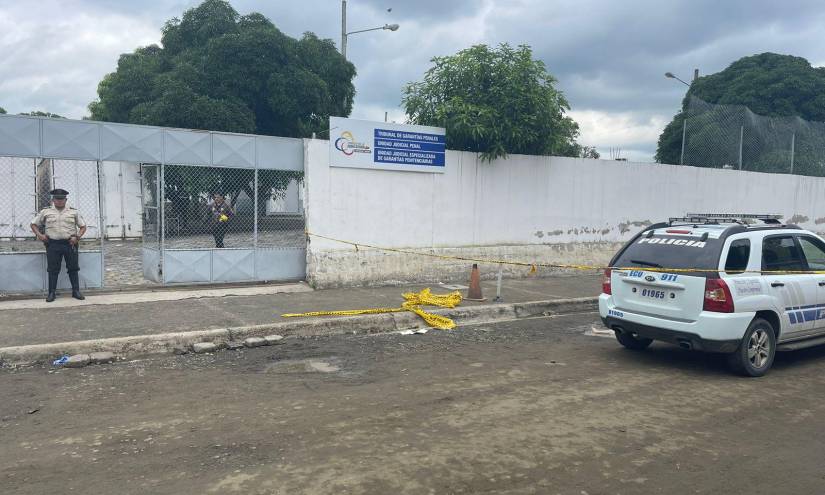 La Policía vigila la unidad judicial de Portoviejo tras el lanzamiento de una granada desde la calle.