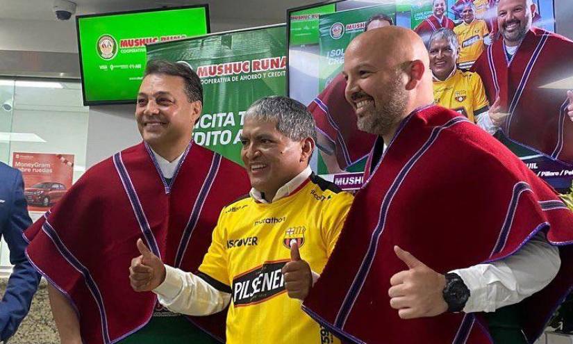 Alfaro Moreno entrega camiseta de Barcelona a Luis Chango en un gesto que recuerda la gratitud de los canarios a Mushuc Runa