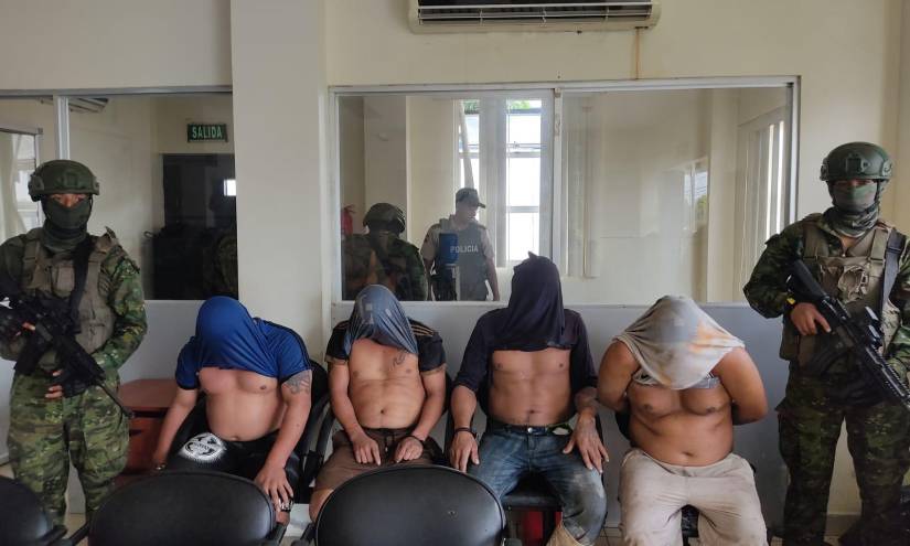 Imagen de cuatro terroristas detenidos en Valencia, provincia de Los Ríos.