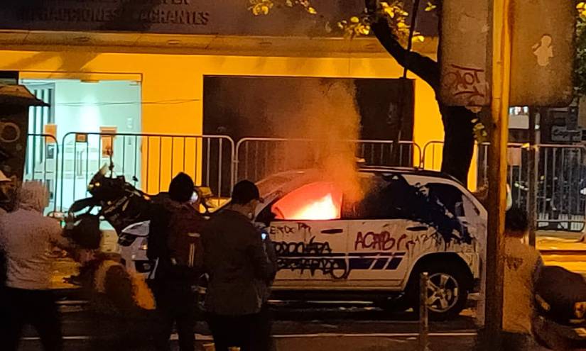 Un grupo de personas prendió fuego al patrullero en la av. Patria y 9 de Octubre.