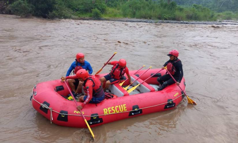Invierno en Ecuador: fuertes lluvias provocan desbordamiento de un río en Alluriquín