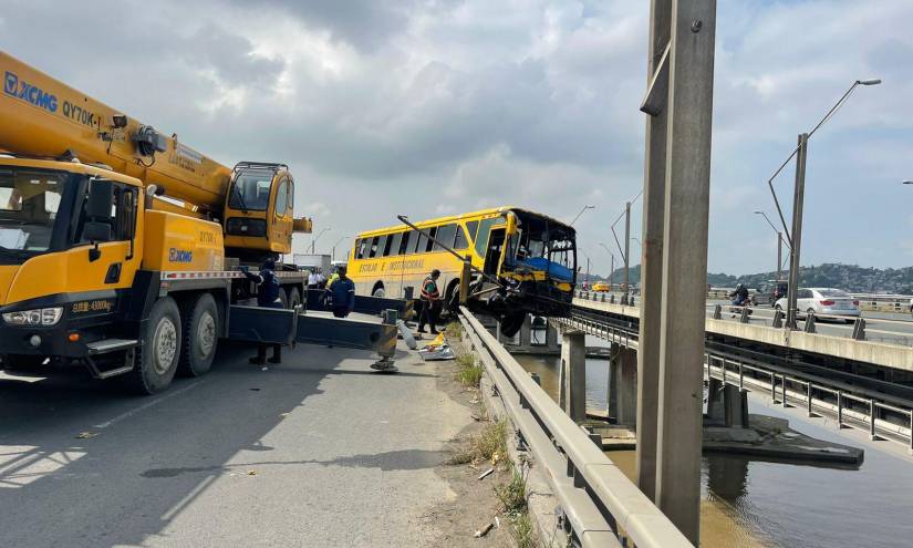 Un bus sobreasó las bajas barandas del Puente de la Unidad Nacional y quedó a punto de caer al río Guayas.