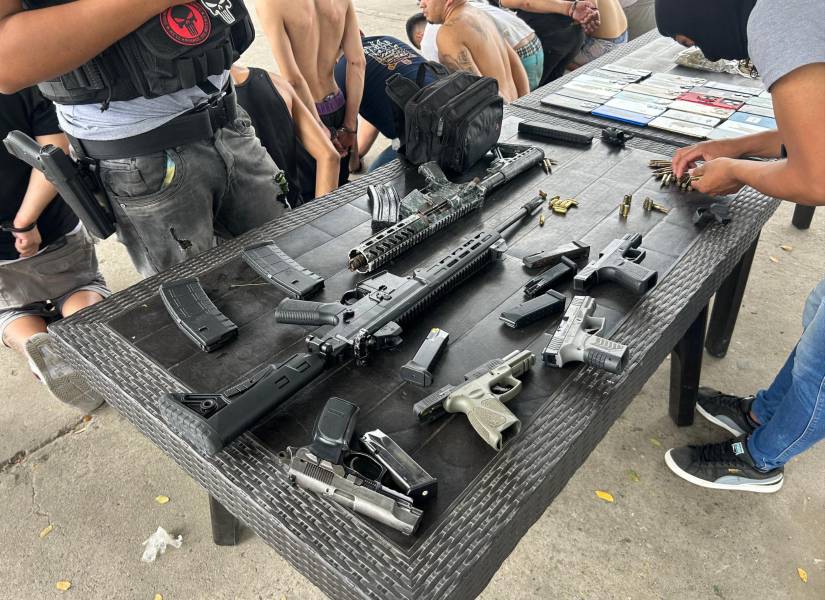 Durante el operativo, se decomisaron vehículos, motocicletas, fusiles y pistolas nueve milímetros.