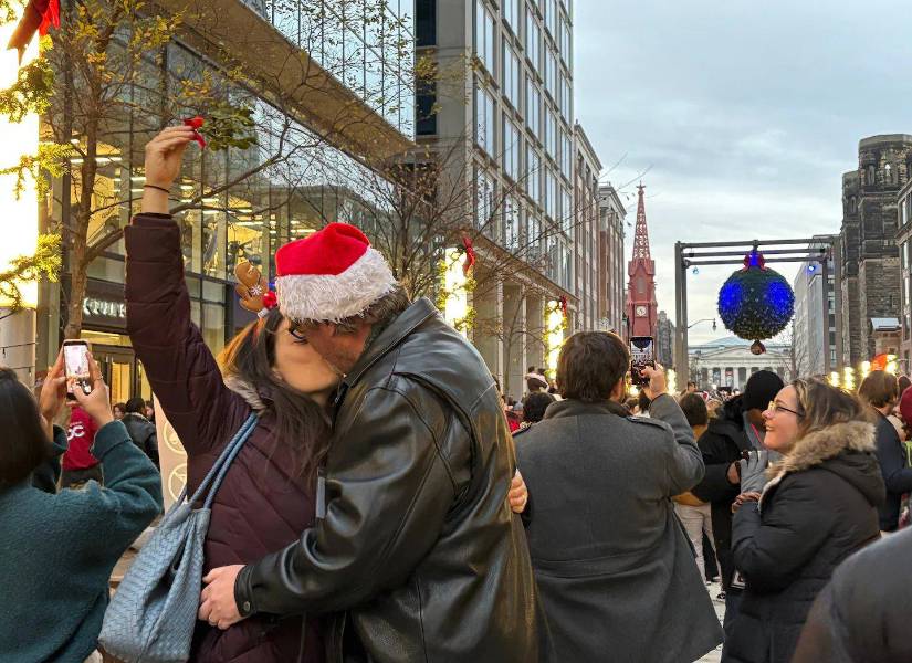 Beso de una de las parejas que participó en el récord Guinness.