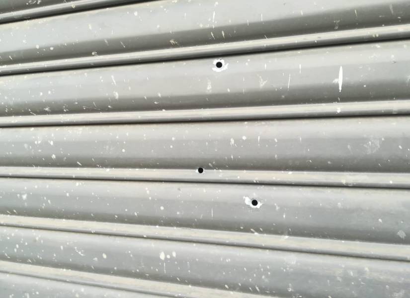 Los proyectiles atravesaron ventanas y puertas metálicas enrollables.