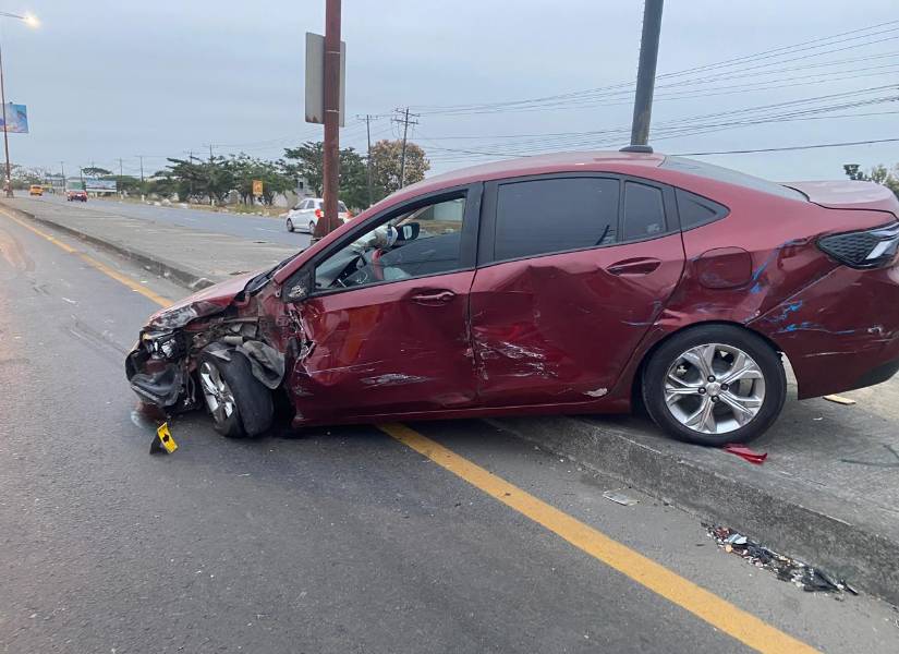 El camión arrastró unos 80 metros al auto.