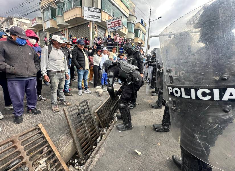 Policías despejan la vía Ibarra-Otavalo.