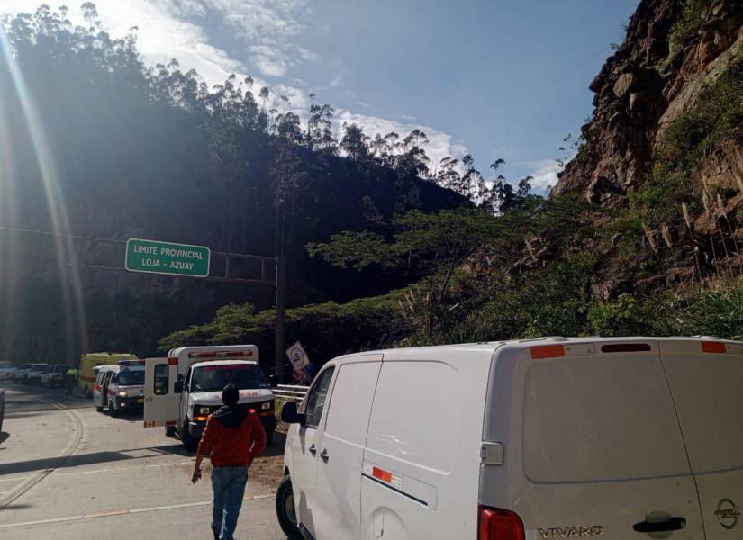 Ambulancias y equipos de rescate en accidente en vía Cuenca-Loja.