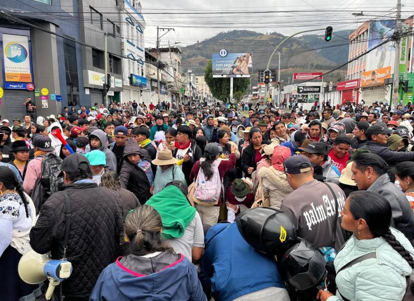 Cientos de personas se concentran en las principales calles de Ibarra, en Imbabura.