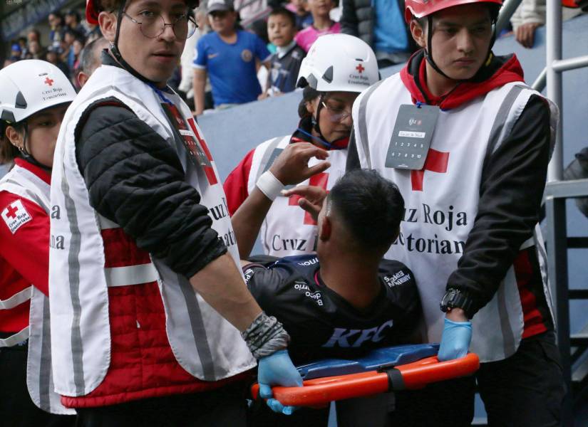 Junior Sornoza salió del campo de juego en camilla