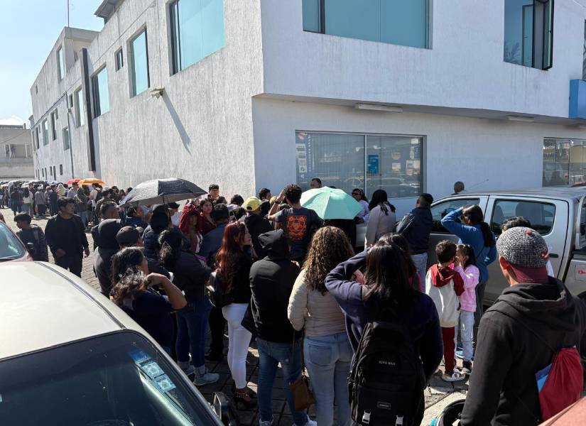 Cientos de personas hacen fila para obtener su cédula en Quito.