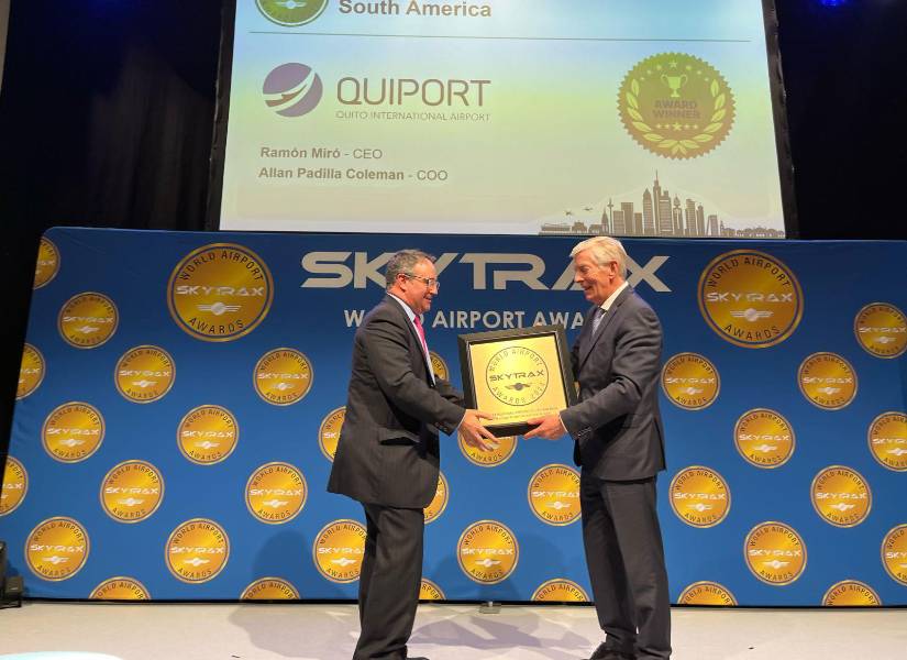 Entrega de galardón por Mejor Aeropuerto Regional (Quito) de Sudamérica.