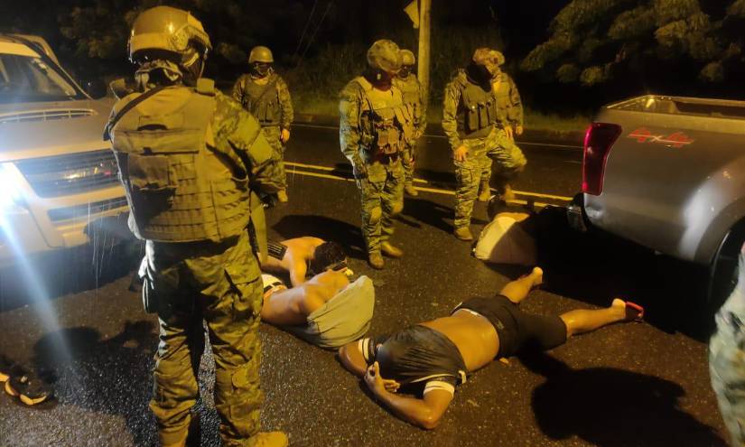 Operativos militares se desarrollan en Ecuador para el control de armas.