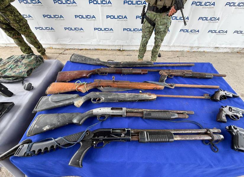 Imagen de las armas que fueron incautadas a hombres en El Guabo de El Oro.
