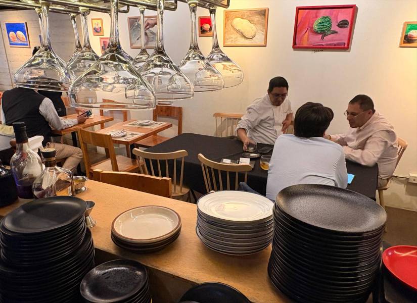 Santiago Cueva, creador del restaurante Marcando el Camino, en el centro-norte de Quito, señala que en la vía se ha creado una zona de consumo que apoya a todos, donde se circula entre los diferentes locales de la cuadra.