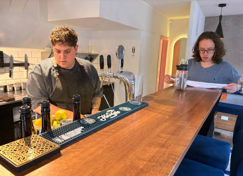 Isa Mejía y José Xavier Gallegos, miembros de Plural, preparándose para la apertura del local.