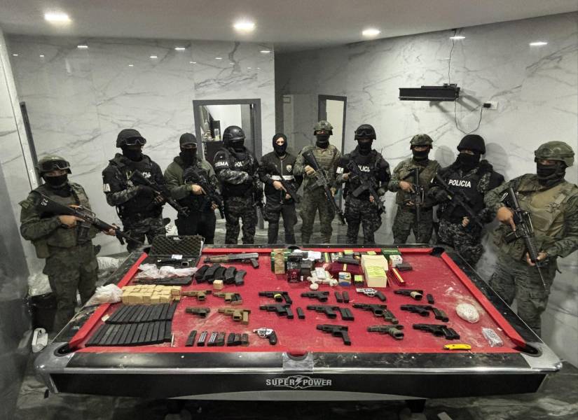 Foto del arsenal de armas hallado en casa de alias Fito, después de un nuevo allanamiento.