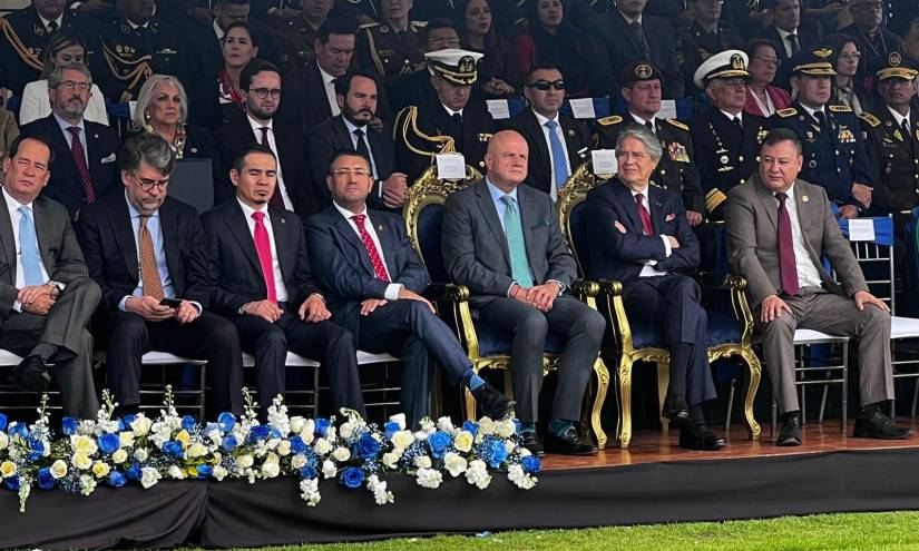 En la foto se encuentra el presidente Lasso junto al ministro del Interior, Juan Zapata y el vicepresidente, Alfredo Borrero. Asimismo, el ministro de Gobierno, Henry Cucalón.