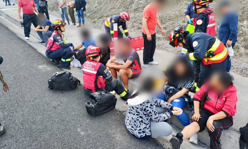 Muchas personas afectadas por el accidente fueron atendidas a un costado de la vía a Guayllabamba, en el norte de Quito.