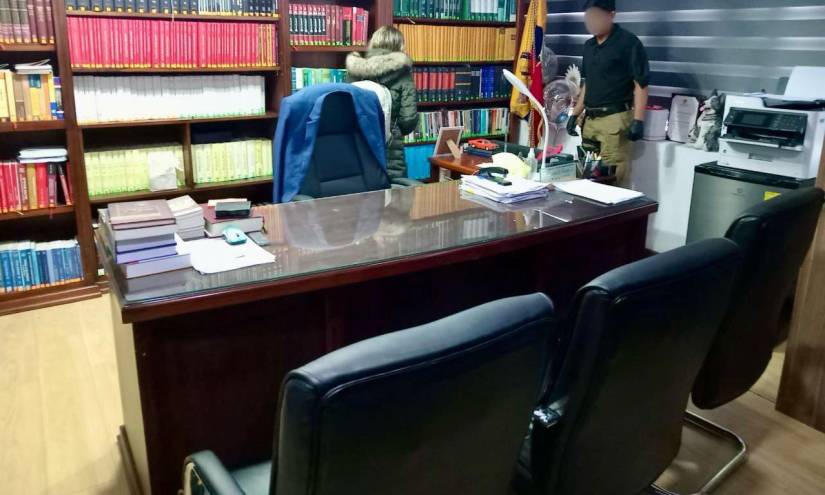 Fiscalía allanó las instalaciones de un estudio jurídico –relacionado a la causa que se investiga– en Riobamba.