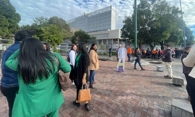 Simpatizantes de Daniel Noboa arriban a los exteriores de la Asamblea Nacional.