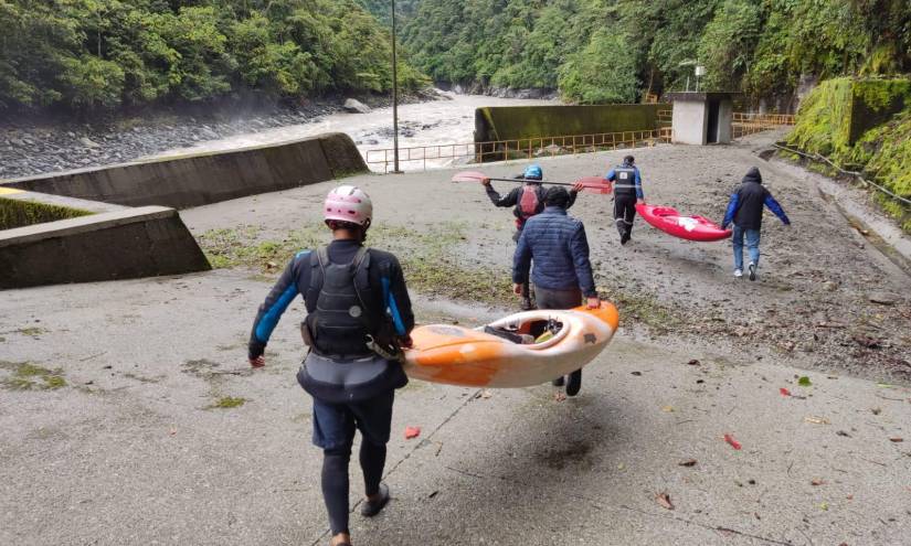 Los rescatistas también buscan a la madre y al menor en kayaks.