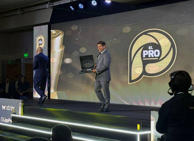 Un representante de Ángel Mena recibe el premio.