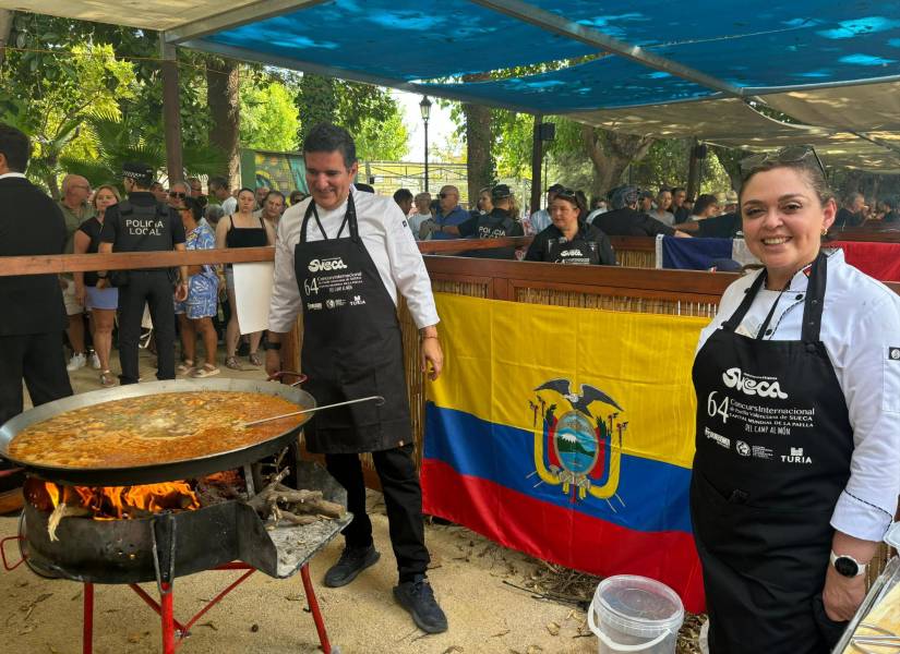 Representantes ecuatorianos preparando la paella.