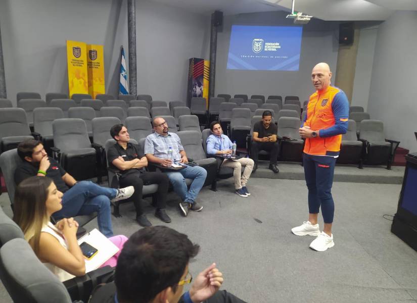 Néstor Pitana conversando con varios periodistas deportivos.