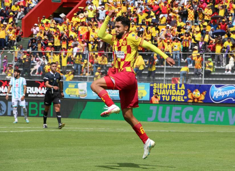 Jeison Medina celebrando su sexto gol en la Liga Pro, contra Cumbayá.