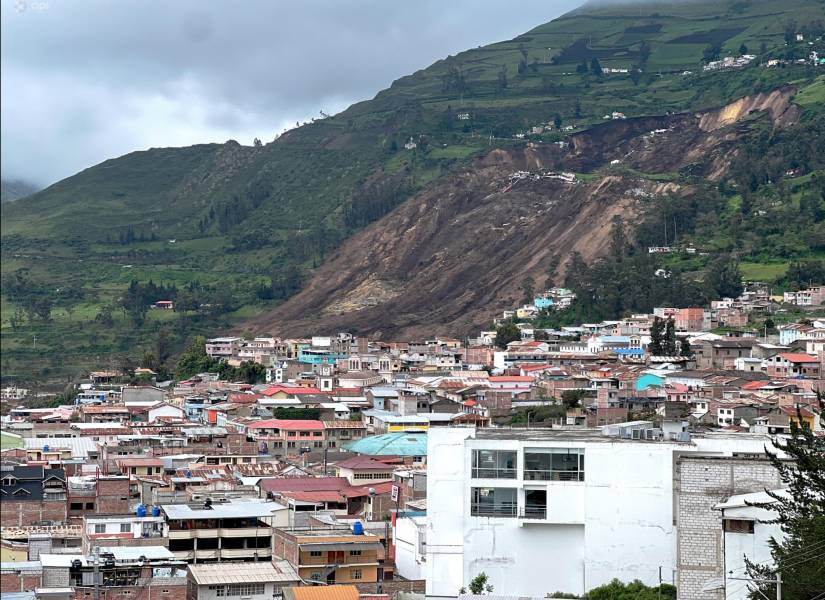 En esta imagen panorámica se puede observar la magnitud del deslave en Alausí, que sepultó cientos de casas de cinco barrios.