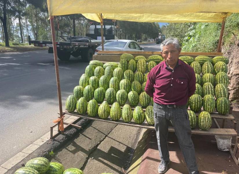 Fausto Toapanta que comercializa sandías junto a la vía.