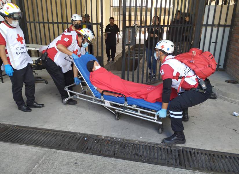 Paramédicos ingresaron a la cárcel de Turi para atender a reos y guías penitenciarios que presentaban problemas de salud.