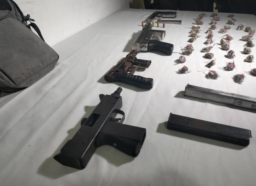 Imagen de las armas y las dosis de droga decomisadas en los operativos realizados en los exteriores del complejo carcelario de Guayaquil la tarde de este lunes 14 de agosto.