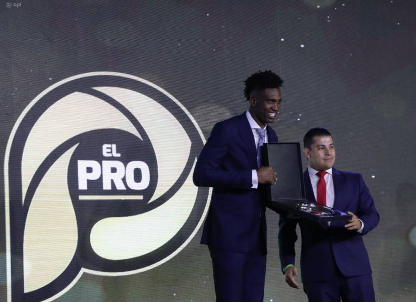 Alexander Domínguez recibió dos reconocimientos en la gala de El Pro.
