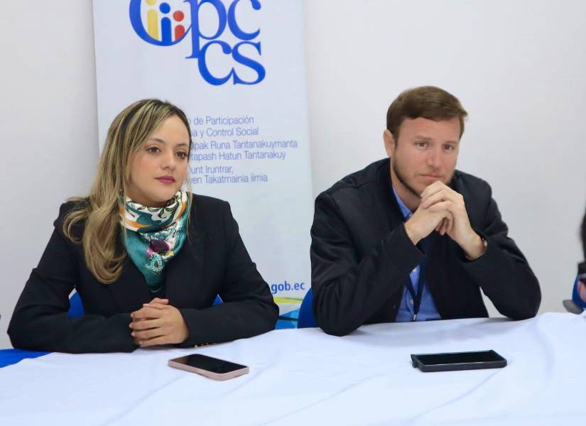 Augusto Verduga (d), miembro del CPCCS.