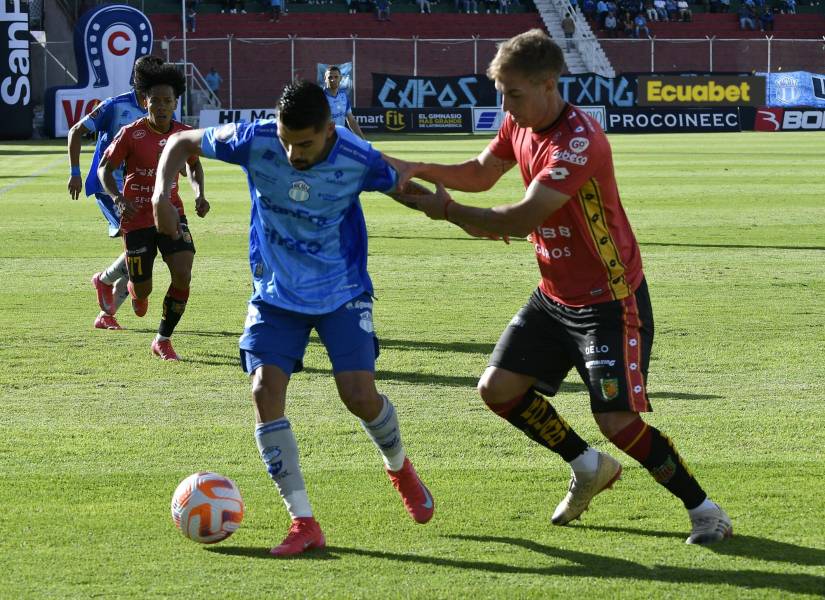 Adolfo Muñoz de Macará disputa el balón con Eugenio Raggio, defensa del Deportivo Cuenca