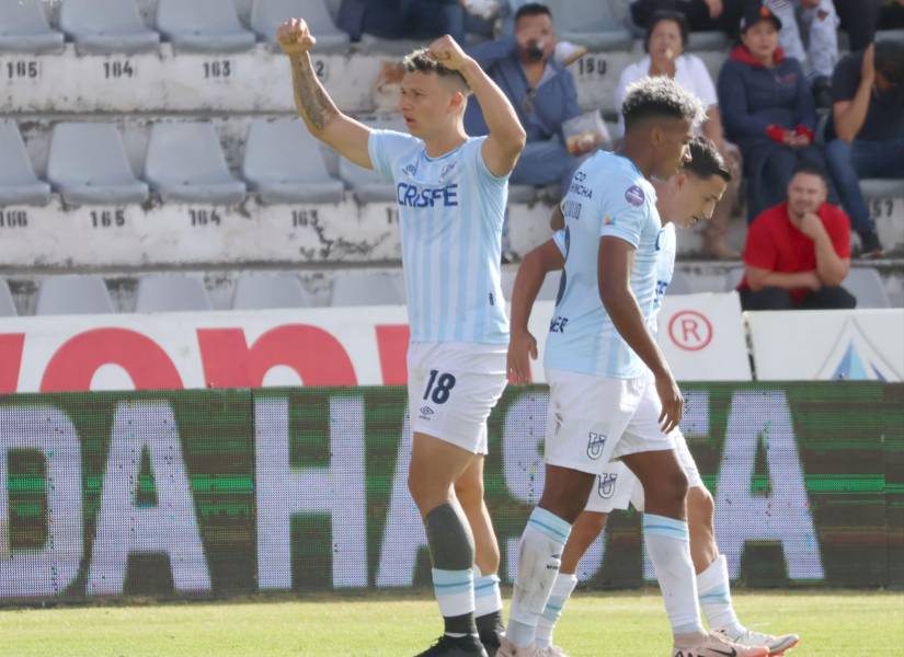 Byron Palacios anotó tres goles en la victoria de la Universidad Católica.