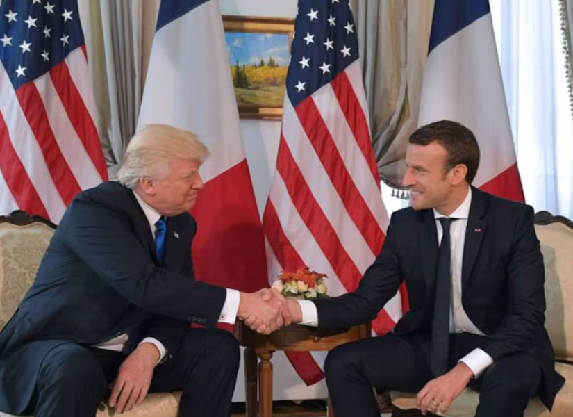 Apretón de manos entre Donald Trump y Emmanuel Macron en el 2017