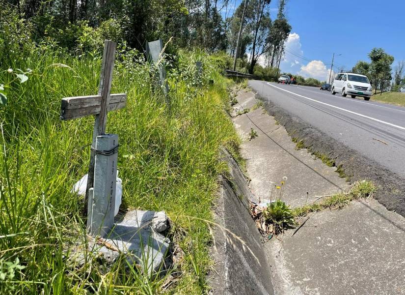 Los autos pasan junto a la cruz ubicada dos kilómetros al norte del Triángulo de Piedra.