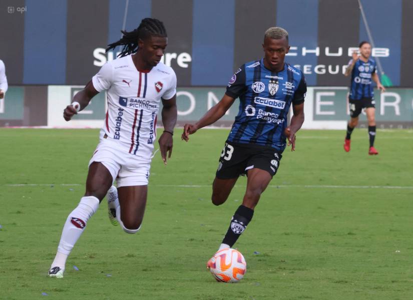 Jugadores de ambos clubes disputando el balón.