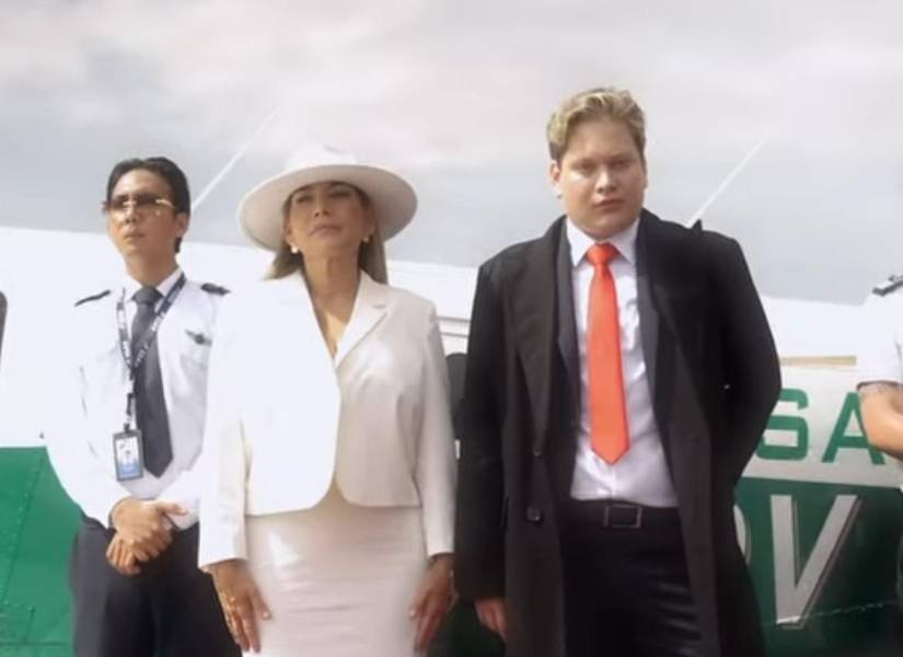 Ivan Farah y su madre vestida como Melania Trump.