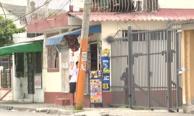 Portón en una callejuela de Guayaquil.